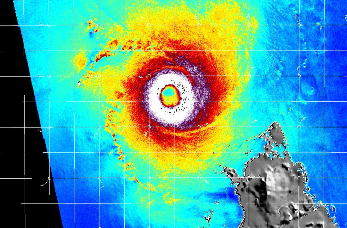 AxouMeteo's tweet photo. La passe SAR de 15z mesure entre 127 et 132 kt (sur 1 min) au cœur de #CHIDO. Et cela alors même qu'il soit assez "quelconque" à l'imagerie classique.
Cela signifie qu'on est dans la fourchette haute d'un cyclone intense (catégorie 4 Saffir-Simpson).
#dingerie https://t.co/KQGabxariy