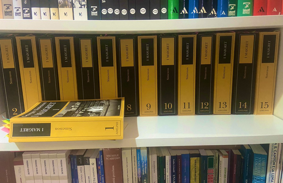 Il mio (auto)regalo di Natale
di quest’anno (♥️):
“I Maigret”, la collana completa dei romanzi con Maigret protagonista scritti da Simenon, nella splendida prima edizione Adelphi.
Un piccolo desiderio che, invece di stare
sotto l’albero, ha già trovato posto nella mia libreria.🎄