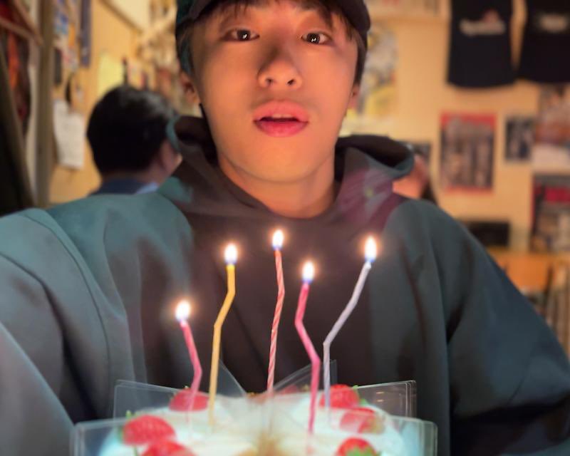 교환삼촌 
생일 진심으로 축하해요 덕분에 좋은 영향 항상 받고 있슴니다 배우로서 감독으로서의 모든 행보들 항상 응원합니다
용원훠길~♥︎