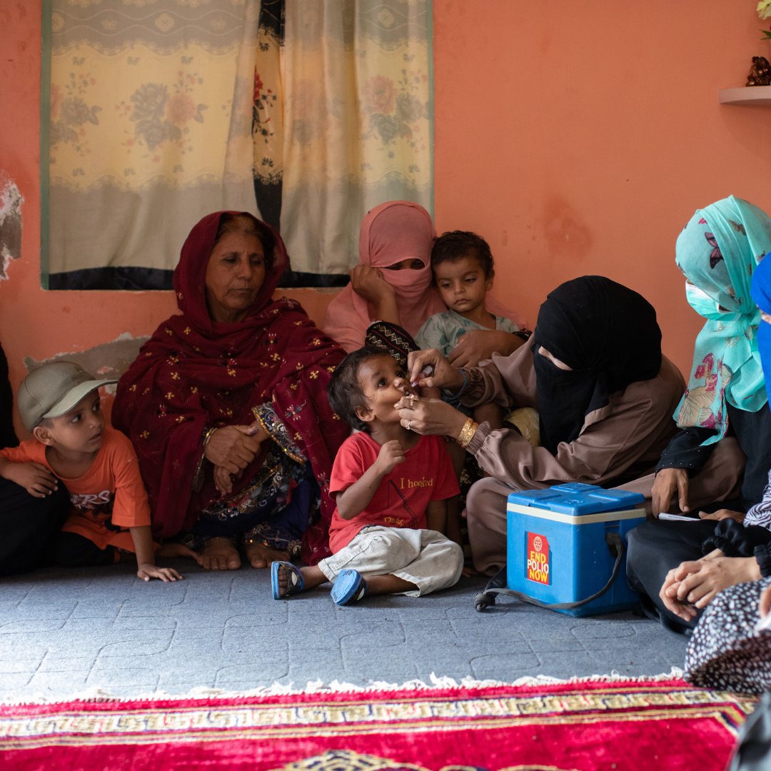 Rotary's tweet image. This giving season, transform lives by giving the gift of Rotary. Your contribution to The Rotary Foundation can:

💧 Provide clean water and hygiene education to communities in need
💉 Protect children from diseases like polio with life-saving vaccines
👩‍🎓 Empower women and…