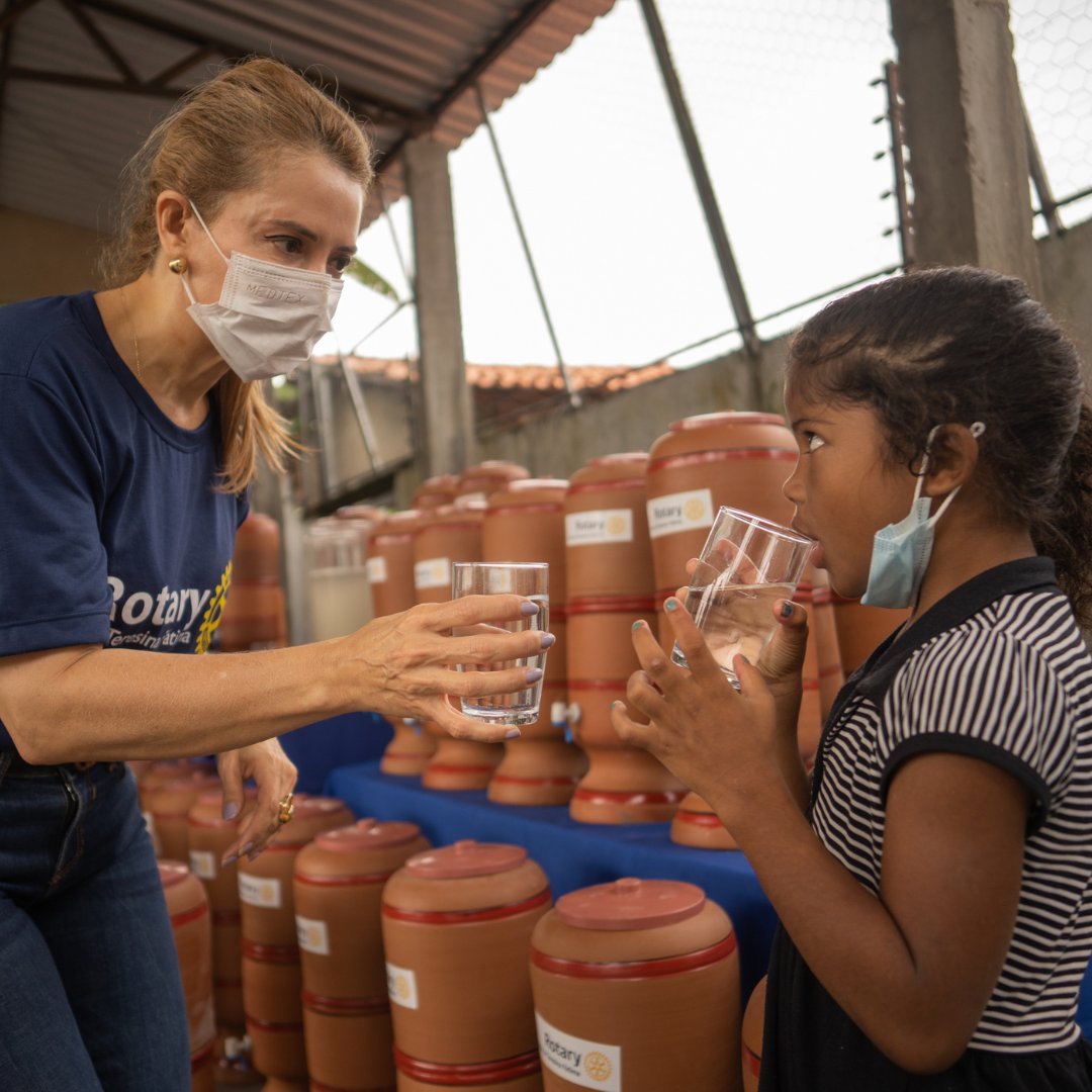 Rotary's tweet image. This giving season, transform lives by giving the gift of Rotary. Your contribution to The Rotary Foundation can:

💧 Provide clean water and hygiene education to communities in need
💉 Protect children from diseases like polio with life-saving vaccines
👩‍🎓 Empower women and…