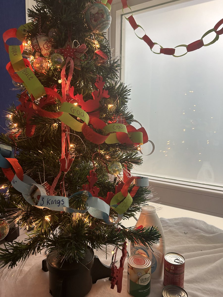 Giving the advent appeal a little bit of a boost in our form this week with some advent themed paper chains and donations left under the tree <a href="/MrsMc_NewmanRC/">Mrs McNee</a> #adventappeal #foodbank