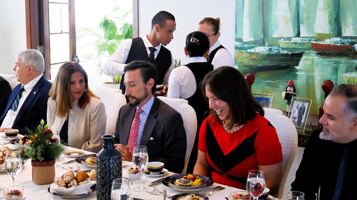 En <a href="/Int_IDEA/">International IDEA</a> nos asociamos con nuestros Estados Miembros y donantes para cumplir la misión de promover la democracia en todo el mundo 🌍. Hoy <a href="/mriost/">Marcela Rios Tobar 💚💜</a>, Directora Regional para América Latina y el Caribe, junto a SE Alejandro Sfeir Tonšić de la <a href="/EmbaChilePanama/">Embajada de Chile en Panamá</a> y SE embajadores y