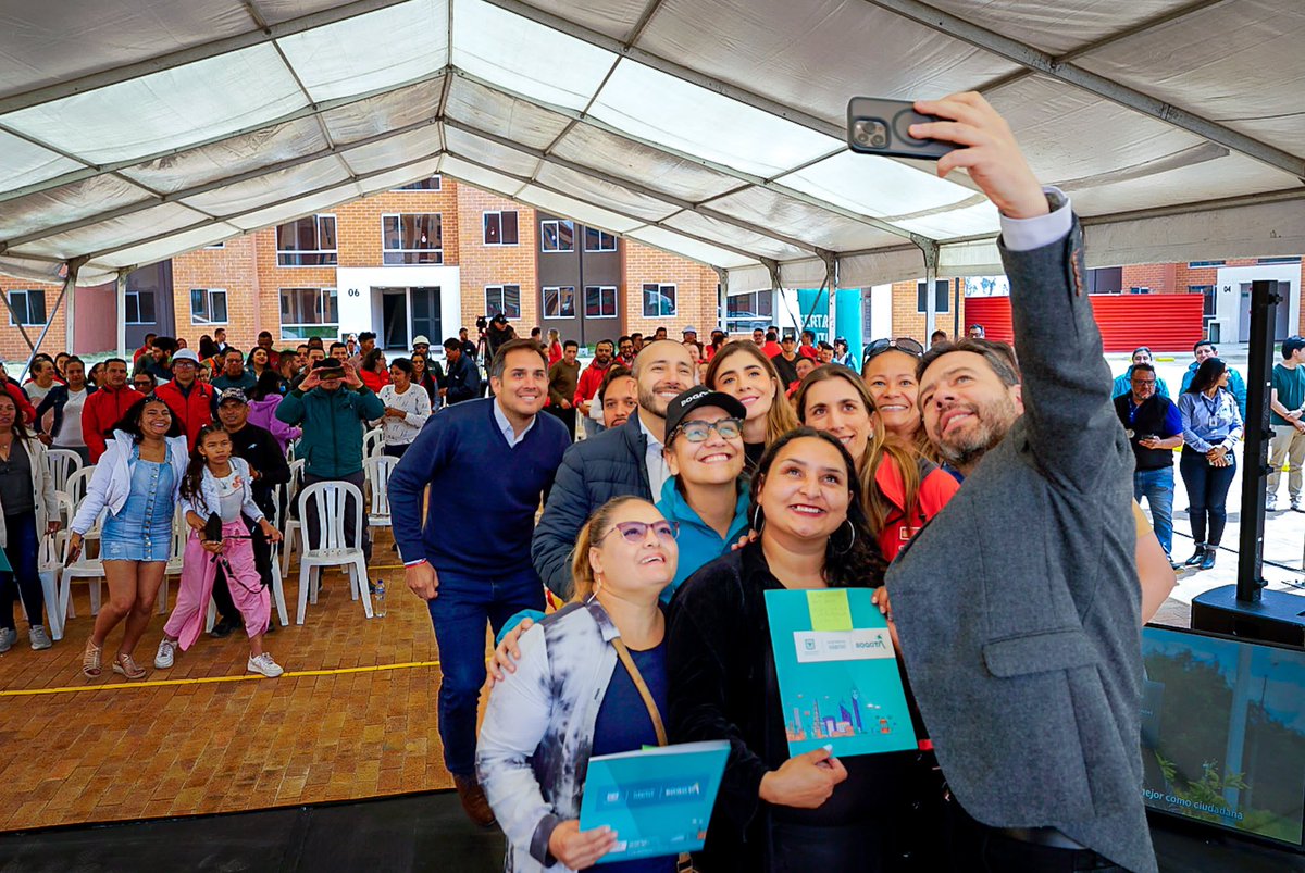 Carlos F. Galán on X: "Todavía hay 800 cupos disponibles en el programa  Reduce tu cuota para subsidios de vivienda este año. Hoy entregamos  viviendas de oferta preferente en Bosa, como parte