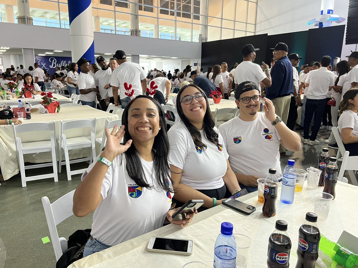 KeyDiazY's tweet photo. Disfrutando la fiesta de Telemicro. Cada año se las trae con artistas y entretenimiento. #FelizNavidad #FiestaNavideñaTelemicro2024 https://t.co/Mlfar1323y
