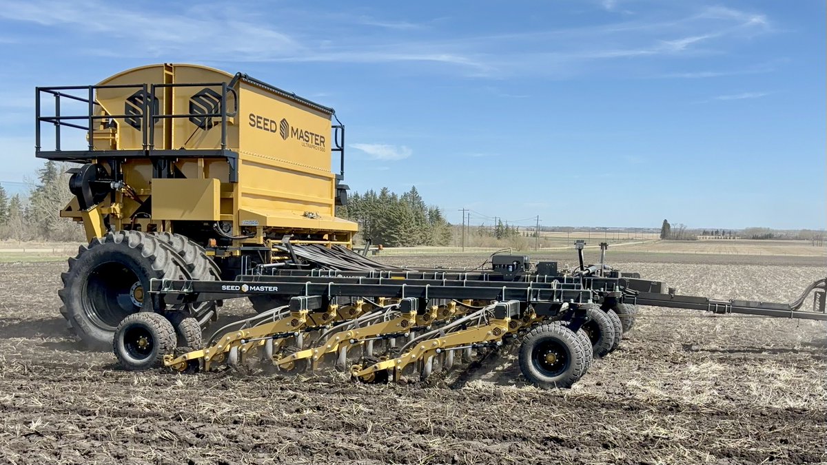 SeedMasterMfg's tweet image. Did you know #SeedMaster produces seeding solutions ideally sized for many mixed farm &amp;amp; livestock producers? This 40’ toolbar with 550 bu onframe UltraPro II or our 24’ with 220 bu tanks could be an ideal choice for your farm! Check out SeedMaster.ca