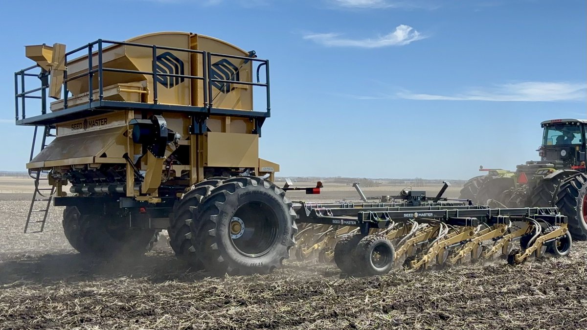 SeedMasterMfg's tweet image. Did you know #SeedMaster produces seeding solutions ideally sized for many mixed farm &amp;amp; livestock producers? This 40’ toolbar with 550 bu onframe UltraPro II or our 24’ with 220 bu tanks could be an ideal choice for your farm! Check out SeedMaster.ca