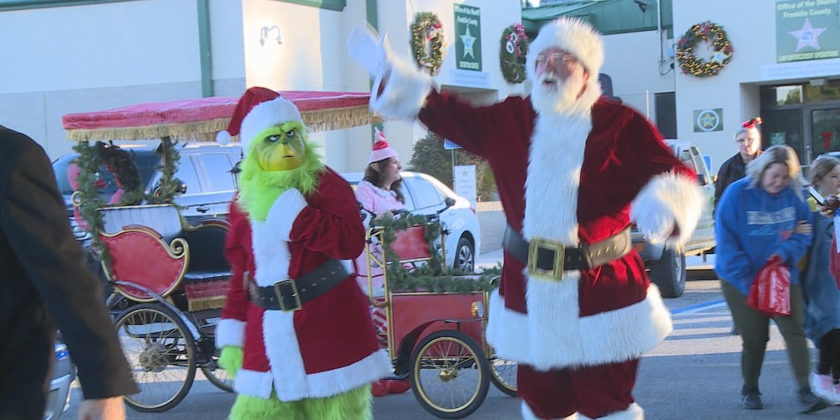 FLSheriffs's tweet image. The @fcsofl hosted its 6th annual Jingle at the Jail, bringing Santa, games, food, and fun to kids in smaller towns. Sheriff Smith calls it a great way to build community and connect. Thank you for those who made this so magical! wjhg.com/2024/12/13/fra…