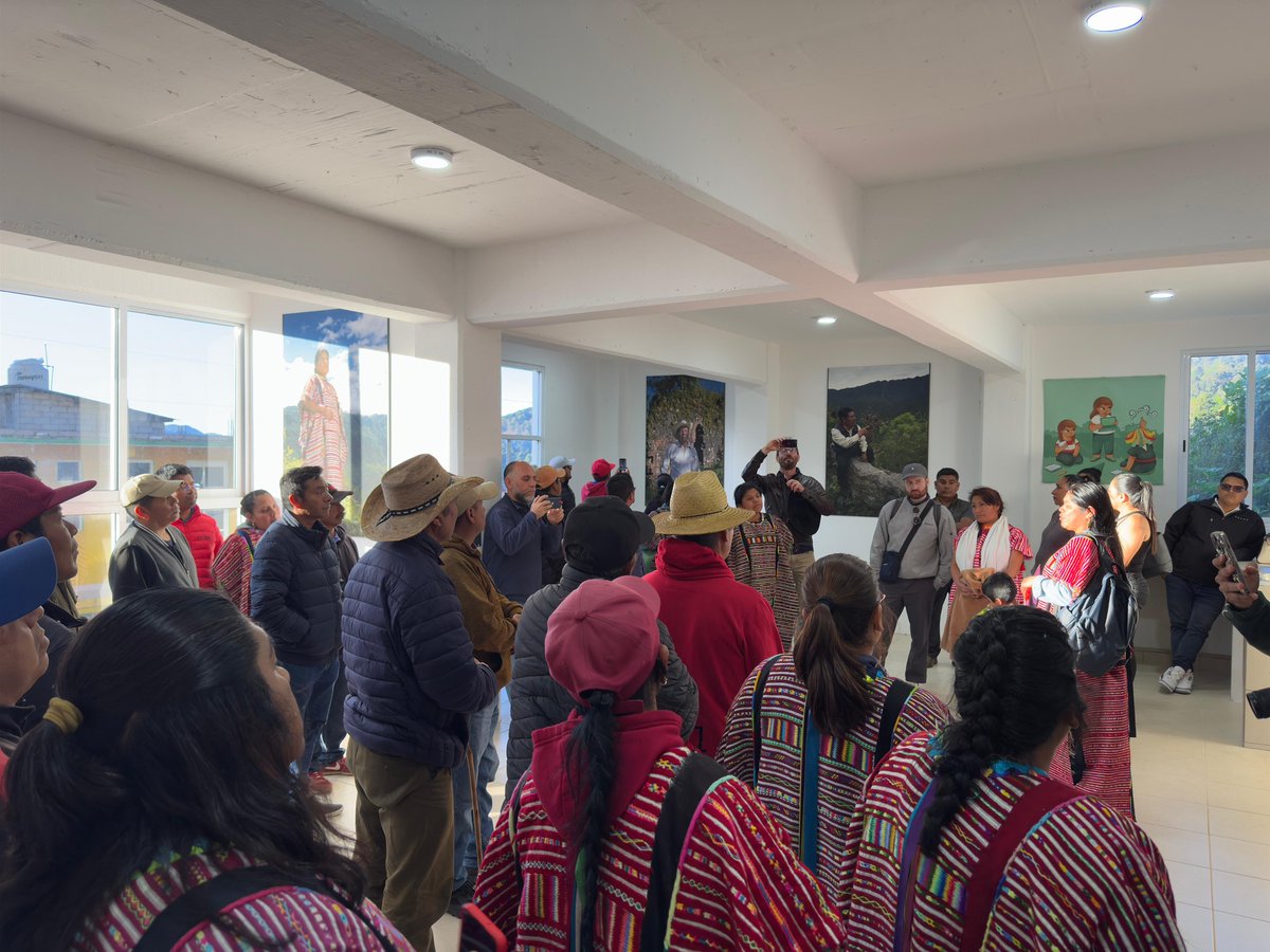 Endless Oaxaca Multilingüe (@endlessoaxaca) on Twitter photo En San Andrés #Chicahuaxtla se hizo entrega de materiales didácticos del proyecto #STEINER, para 16 escuelas, primaria y preescolar, del municipio de #putla También se entrego la exposición <a href="/EndlessOaxaca/">Endless Oaxaca Multilingüe</a> y la exposición de "Hilarión, memoria de un héroe triqui".
<a href="/BibliotecaJdeC/">Biblioteca de Investigación Juan de Córdova-FAHHO</a> En San Andrés #Chicahuaxtla se hizo entrega de materiales didácticos del proyecto #STEINER, para 16 escuelas, primaria y preescolar, del municipio de #putla También se entrego la exposición <a href="/EndlessOaxaca/">Endless Oaxaca Multilingüe</a> y la exposición de "Hilarión, memoria de un héroe triqui".
<a href="/BibliotecaJdeC/">Biblioteca de Investigación Juan de Córdova-FAHHO</a>