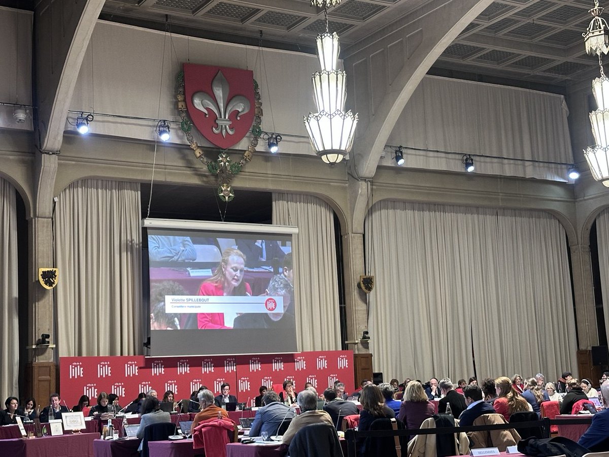 #Commerce #CMLille
😪Triste Conseil ce soir : quand les élus sérieux, de majorité comme d'opposition, essayent de travailler et débattre sur les sujets locaux, <a href="/MartineAubry/">Martine Aubry</a> et quelques collègues utilisent le Conseil Municipal pour nationaliser le débat et éviter les vrais sujets