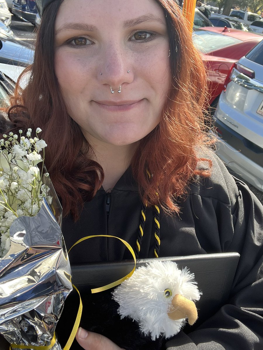 tesserpet's tweet photo. For my favorite artist’s birthday, I graduated from college with my bachelor’s in library science! 📚🎓 Thank you for providing music that got me through college! Happy birthday, Taylor! 🫶🏻@taylornation13 @taylorswift13 https://t.co/0t3t4yiPB7