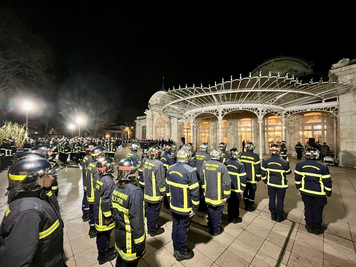 Pompiers03's tweet photo. 🇫🇷 Ce vendredi, cérémonie de Sainte Barbe départementale sur le parvis du Palais des Congrès à Vichy.

🫡 Remise de décorations à plusieurs personnels et hommage aux sapeurs-pompiers décédés en service.
.
.
.
📸C.OUDARD/SDIS03
📸A.BIDET/SDIS03 https://t.co/yZffhD3lZI