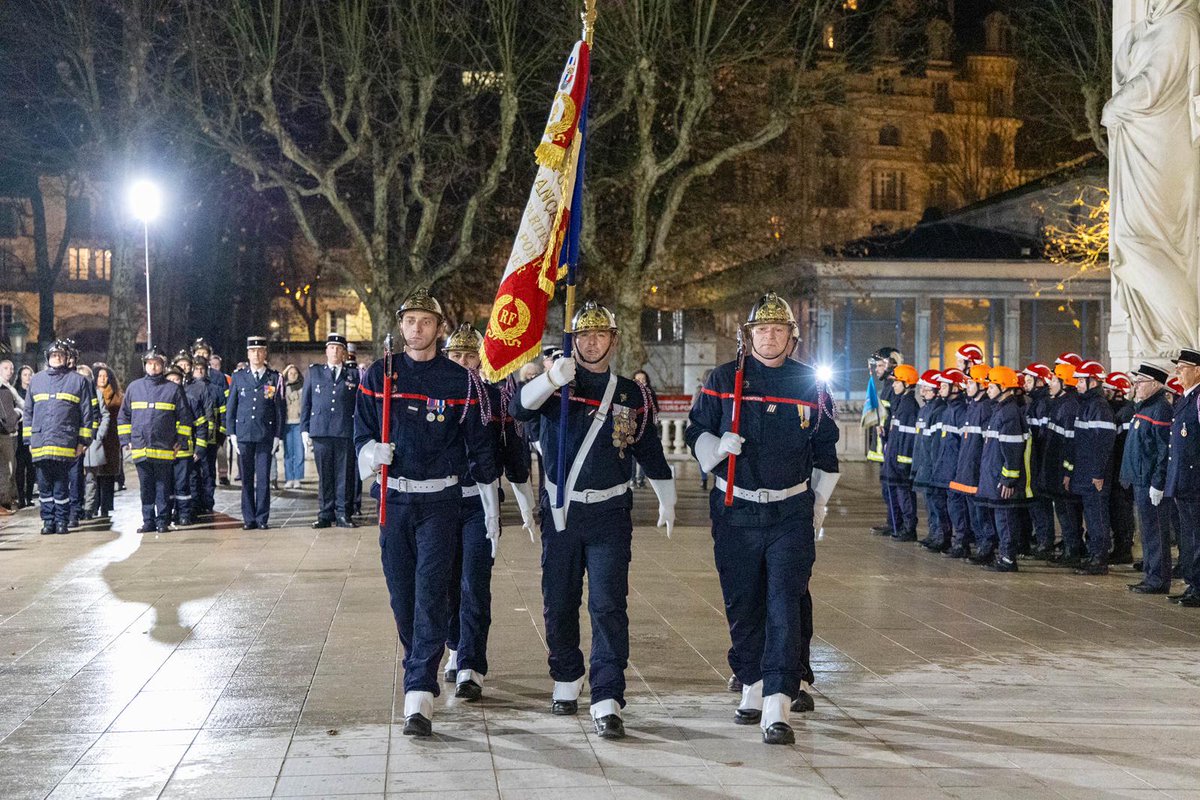 Pompiers03's tweet photo. 🇫🇷 Ce vendredi, cérémonie de Sainte Barbe départementale sur le parvis du Palais des Congrès à Vichy.

🫡 Remise de décorations à plusieurs personnels et hommage aux sapeurs-pompiers décédés en service.
.
.
.
📸C.OUDARD/SDIS03
📸A.BIDET/SDIS03 https://t.co/yZffhD3lZI