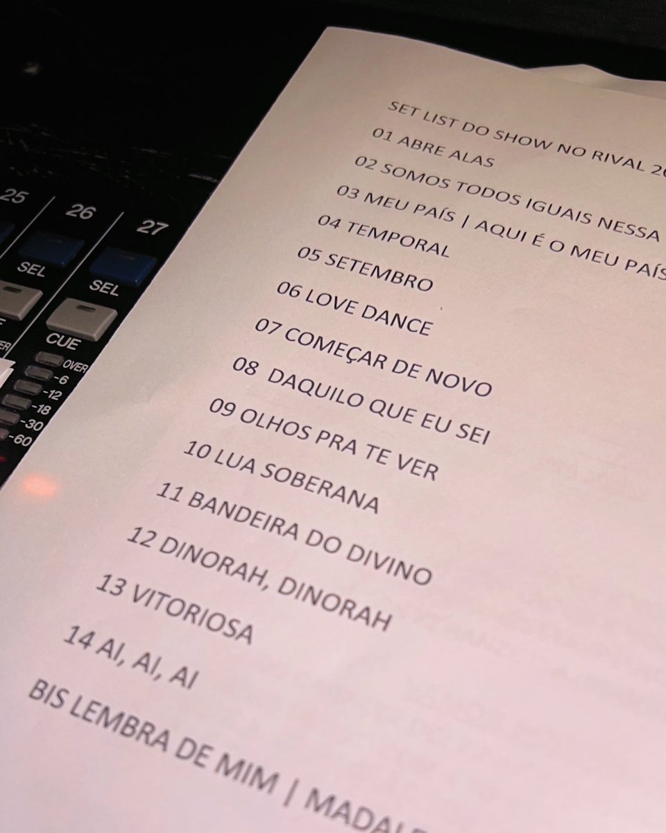 ivanlinsoficial's tweet image. Noite de celebração dos 50 anos de cumplicidade entre #IvanLins e seu grande amigo #GilsonPeranzzetta, no palco do Teatro Rival - este que, há 90 anos, é um marco da cultura carioca, celebrando a arte, a diversidade e a resistência como parte essencial da identidade do RJ.
