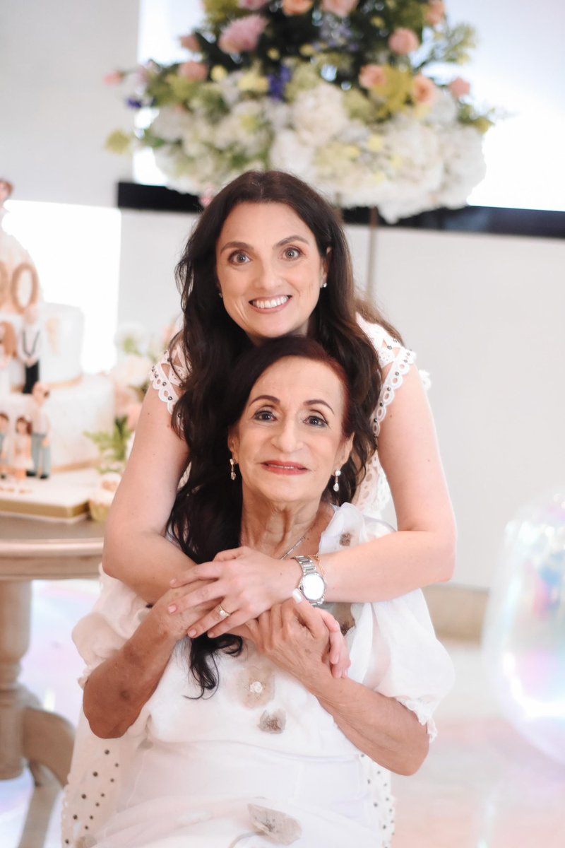 Lupita, gracias por ser ese ejemplo de amor, dedicación y fortaleza que inspira a cada uno de nosotros. ¡Eres nuestra mayor bendición! #los90deLupe