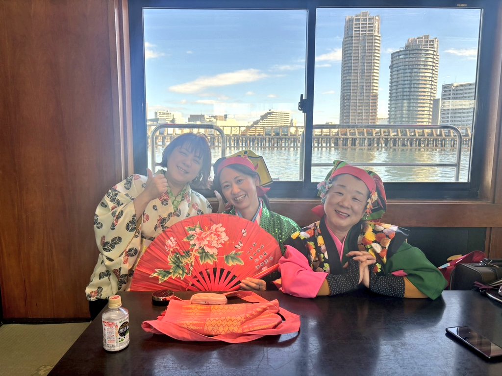 shiratonanahime's tweet photo. 先日は屋形船で南京玉すだれ🌈
浅草〜お台場までの往復2時間、
私達もお客様と一緒に乗船して、
お台場での停泊中に披露しました✨
皆さん手拍子と掛け声で盛り上げて下さいました😊
お子様には玉すだれの体験も。
子供たちも思い出のひとつになったかな✨
 #屋形船  #南京玉すだれ  #浅草  #お台場 https://t.co/yeflf5dZmk