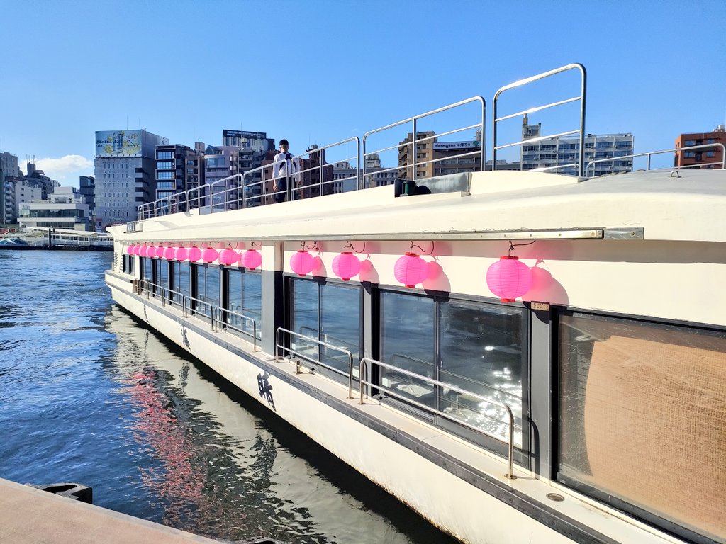 shiratonanahime's tweet photo. 先日は屋形船で南京玉すだれ🌈
浅草〜お台場までの往復2時間、
私達もお客様と一緒に乗船して、
お台場での停泊中に披露しました✨
皆さん手拍子と掛け声で盛り上げて下さいました😊
お子様には玉すだれの体験も。
子供たちも思い出のひとつになったかな✨
 #屋形船  #南京玉すだれ  #浅草  #お台場 https://t.co/yeflf5dZmk