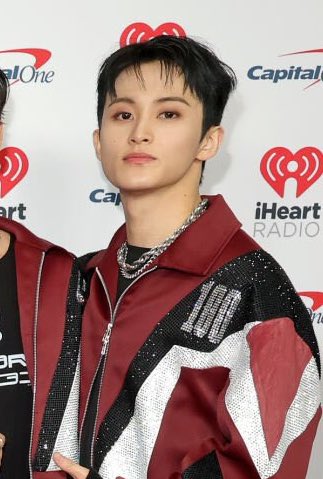 LOOKSMKL's tweet photo. mark backstage at jingle ball today https://t.co/0K4SLn8ZgX