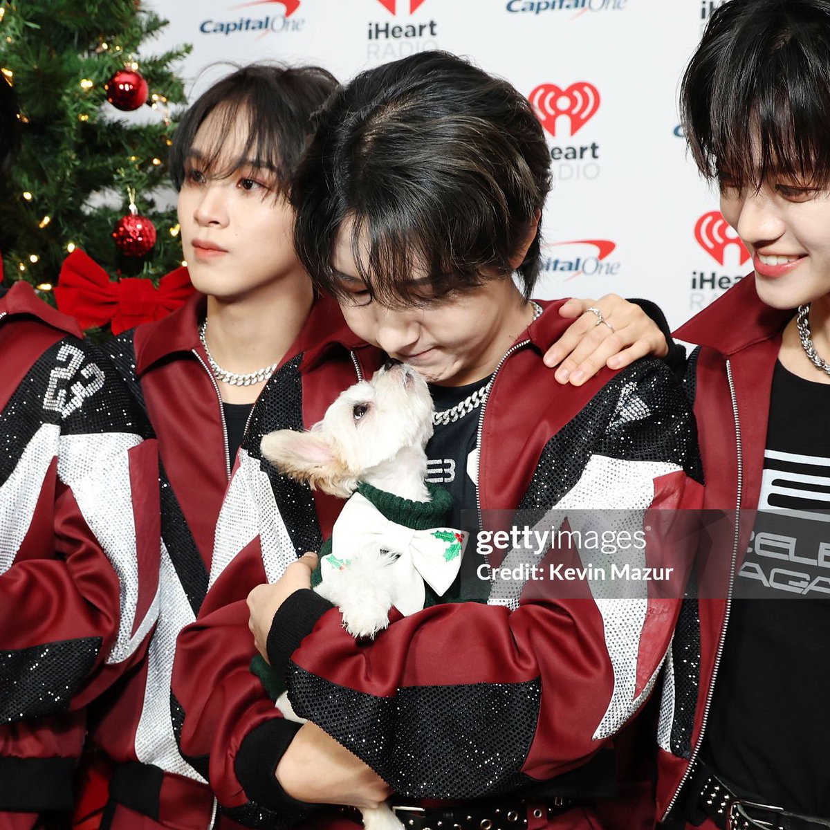 renjun holding a puppy!!! 🥺💖🐾