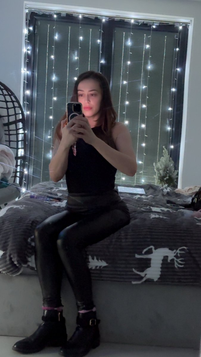 I apologise if I didn’t get to your message today for the video bundle sale, I’m out of time, but I’ll be back online some time tomorrow, I’ll post when I’m online.. Night night guys xoxo
