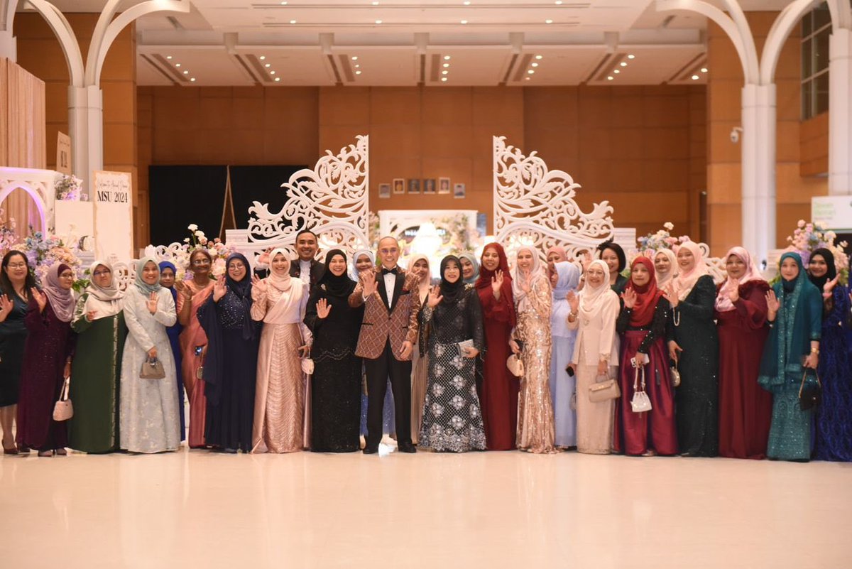 MohdShukriYajid's tweet photo. Congrats to the hosts of #MSUAnnualDinner2024 and my best wishes to the new hosts of the Annual Dinner 2025 @MSUmalaysiaSHCA and @MSUscd. Wishing you all the best in continuing this cherished tradition. Looking forward to another night of unity and excellence! @MSUmalaysia https://t.co/KxxsMtyMd8