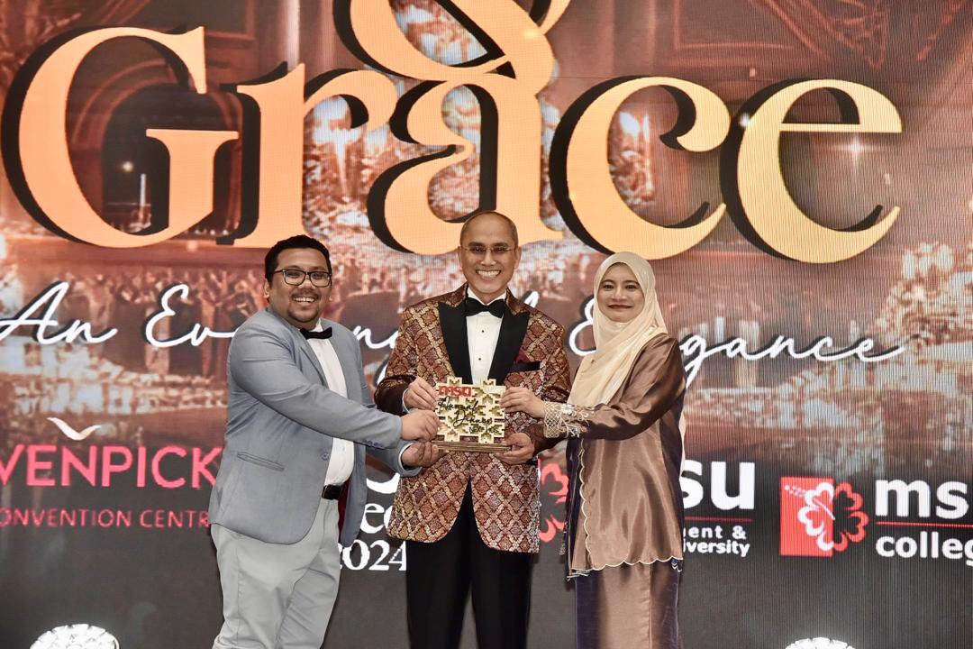 MohdShukriYajid's tweet photo. Congrats to the hosts of #MSUAnnualDinner2024 and my best wishes to the new hosts of the Annual Dinner 2025 @MSUmalaysiaSHCA and @MSUscd. Wishing you all the best in continuing this cherished tradition. Looking forward to another night of unity and excellence! @MSUmalaysia https://t.co/KxxsMtyMd8