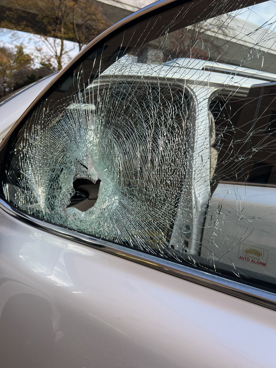 skill_up_year's tweet photo. 車あって良かったぁ！！！！

セキュリティをゴリゴリかけてたので盗まれずに済んだ🥺

腹いせにボンネットの塗装剥がされて萎えてる反面いい経験できたなとポジティブに思ってる自分がいるw https://t.co/FLzCzyV7F6