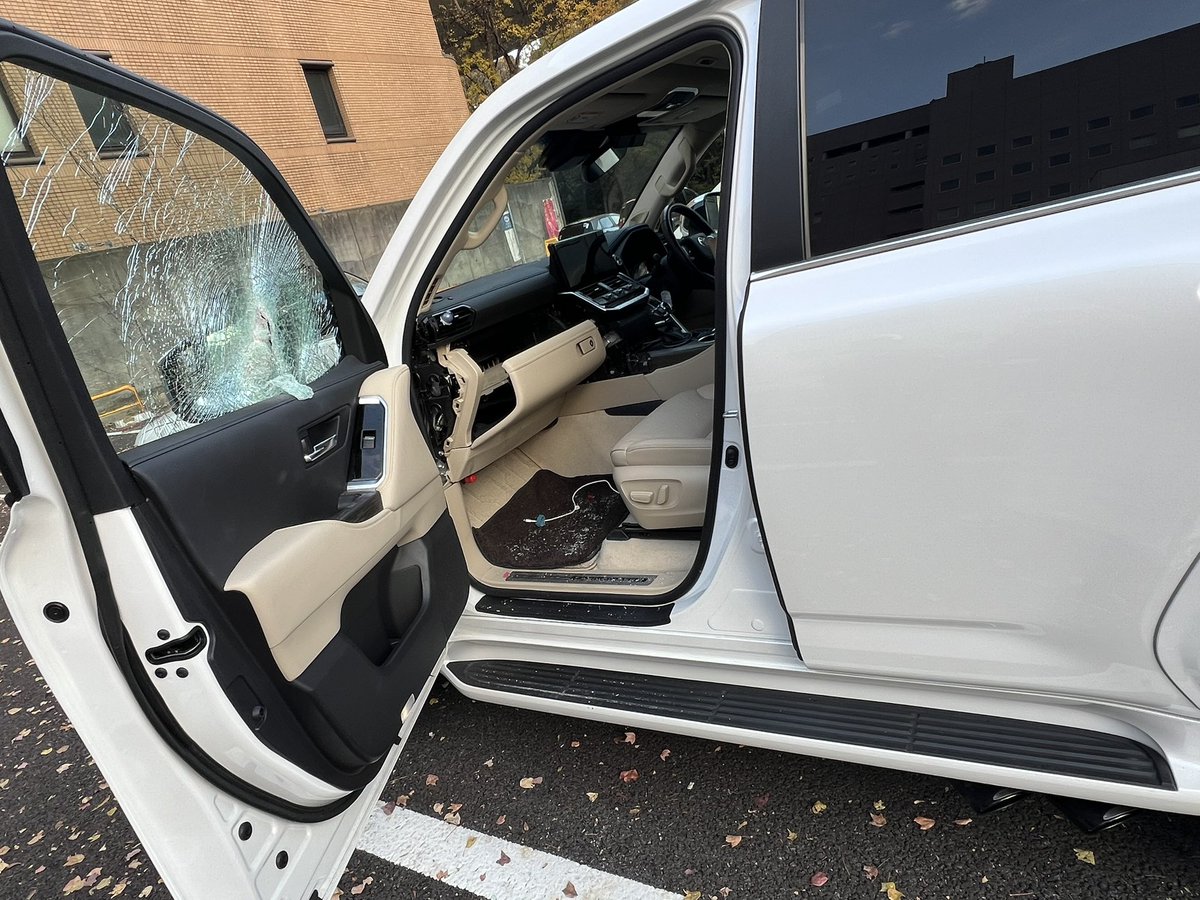 skill_up_year's tweet photo. 車あって良かったぁ！！！！

セキュリティをゴリゴリかけてたので盗まれずに済んだ🥺

腹いせにボンネットの塗装剥がされて萎えてる反面いい経験できたなとポジティブに思ってる自分がいるw https://t.co/FLzCzyV7F6