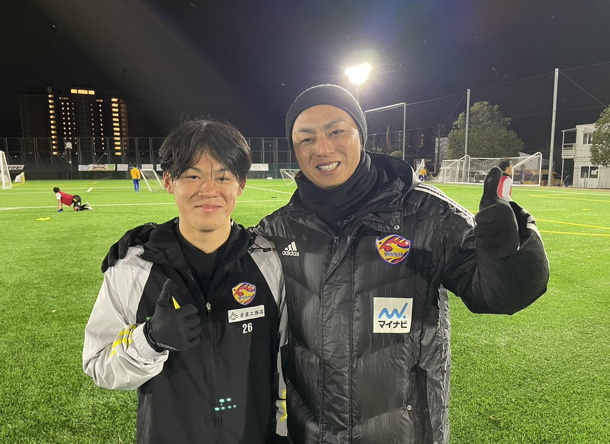 VEGALTA_ACADEMY's tweet photo. 12月13日に17歳の誕生日を迎えました👏
No.30 古川柊斗 (シュウト)
お隣は12月8日に41歳の誕生日を迎えた元ベガルタ仙台の #赤嶺真吾 さん。ユースの練習に遊びに来てくれました‼︎
お二人おめでとう㊗️
#vegalta #ベガルタ仙台ユース #赤嶺真吾 https://t.co/AF0tGZjao9