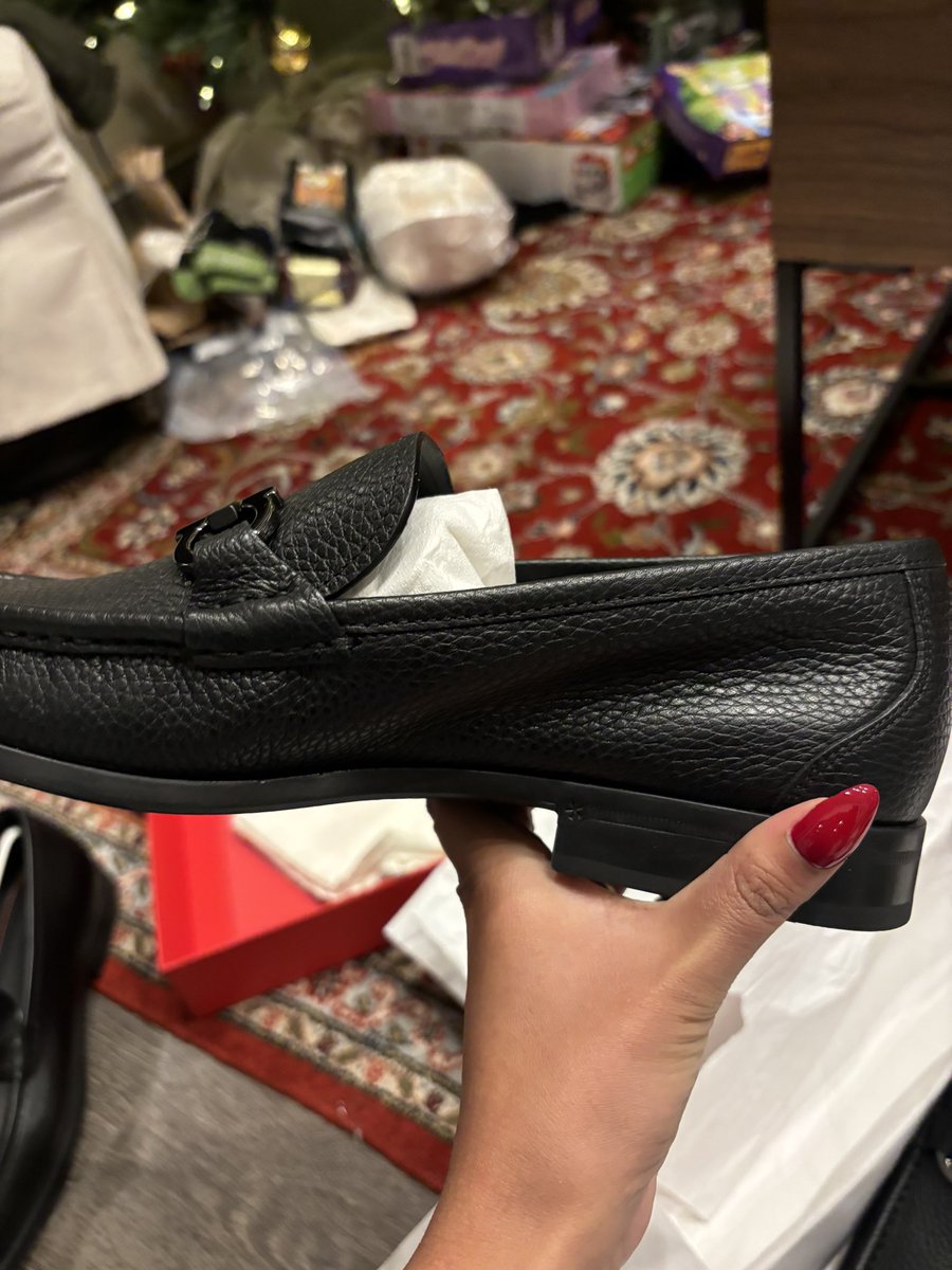 salteemilk's tweet photo. I ordered Ferragamo loafers from @SSENSE as a Christmas gift and got sent used shoes with scuffed packaging &amp; missing items. They also sent me the wrong item, &amp; bc it was missing its shoe trees, the shoe has begun to sag. And yet it’s my second day reaching out with no update https://t.co/KX4TUXY9CV