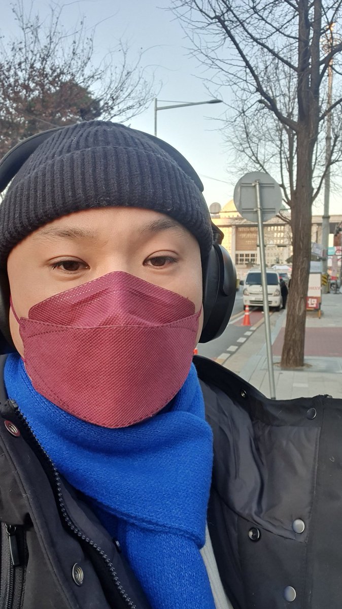 khan_daeg's tweet photo. 오늘 여의도는 바람이 제법 붑니다.

나오시는 분들 따뜻하게 입고 나오세요.

#국회의사당 #촛불집회 #윤석열_탄핵_및_국민의힘_해체를_요구합니다 #탄핵집회 https://t.co/MZGAl3vLdZ