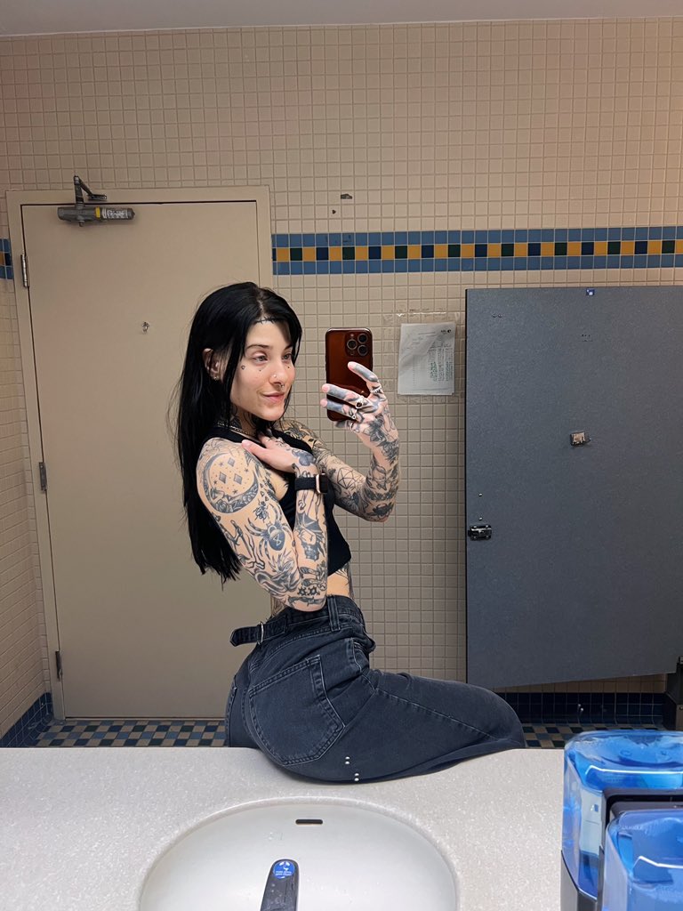 awlivv's tweet photo. another day of being the mysterious tattooed girl alone at the airport https://t.co/LI18K8ZjTn