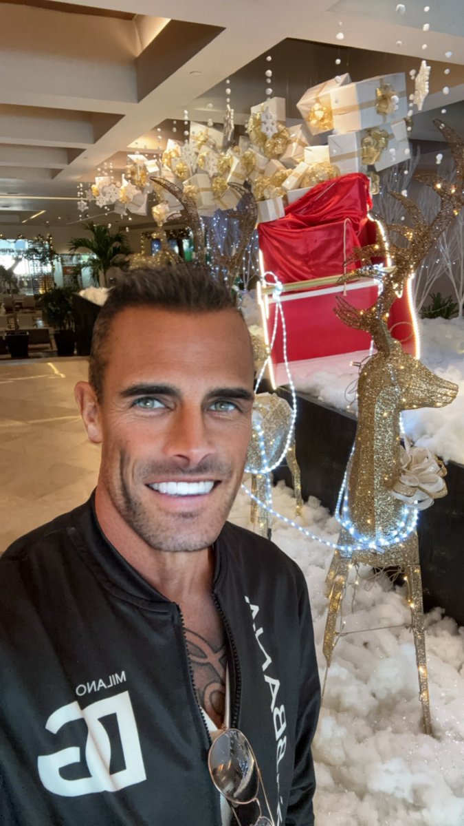 ACamanelli's tweet photo. Went in the Intercontinental Presidente all smiles, came out on a gurney. So much for a vacay. :(
#NoFun #3DaysInBed
#HomeHomeHome https://t.co/Y93uXQ3Ceb
