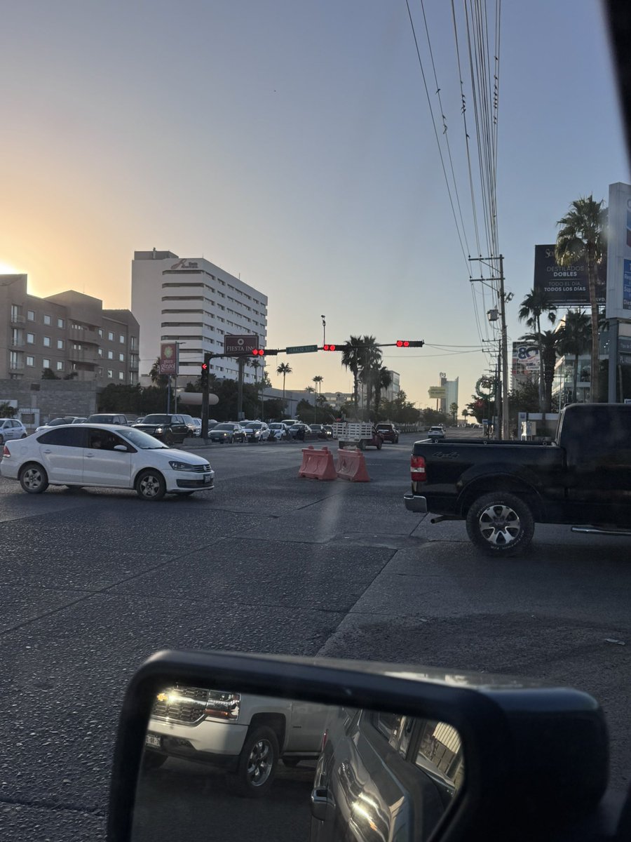 Hace unos días me chocaron por culpa de unas vallas como estas, que aparecen en el carril sin señalamiento previo 😑 cuantos accidentes más para que se den cuenta de lo peligroso que es dejarlo así? <a href="/HermosilloGob/">Gobierno de Hermosillo</a>