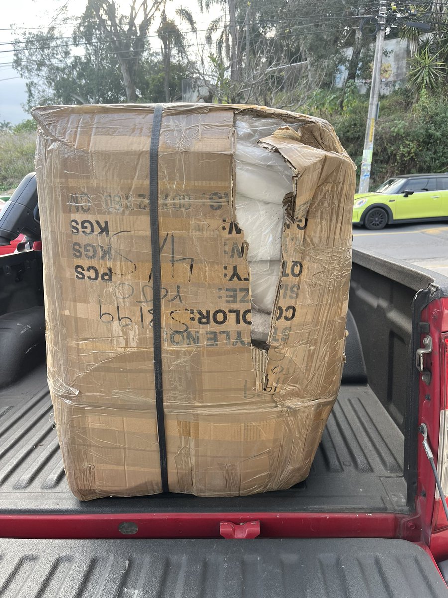 roperoboutiques's tweet photo. Llevamos más de 10 años recibiendo paquetería con ustedes pero desde hace dos meses los repartidores de Xalapa Ver. ya no quieren entregar a nuestras bodega, argumentado el volumen de las cajas, ahora tenemos que recogerlas en sucursal y en mal estado pésimo cambio #estafeta https://t.co/myC2wBODDf
