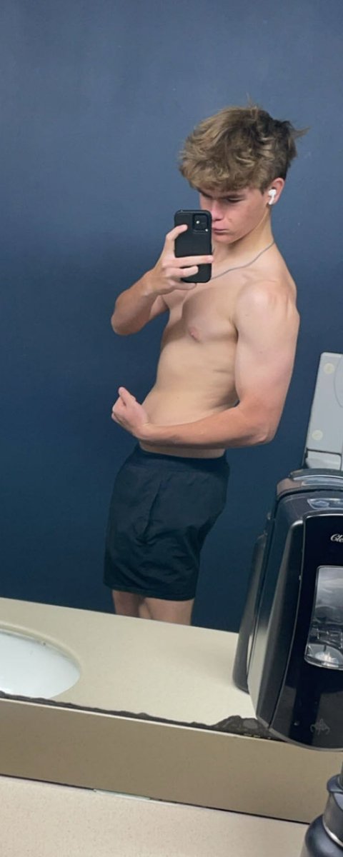 Lynch_Fit's tweet photo. 1/12 My advice to someone who wants to lose weight. In this thread I'll be scraping the surface on some key points that I'll be going into further detail in the future on my page. Losing weight isn't a quick and easy process. It's a long and sometimes difficult journey. https://t.co/7BkUCFLl8E