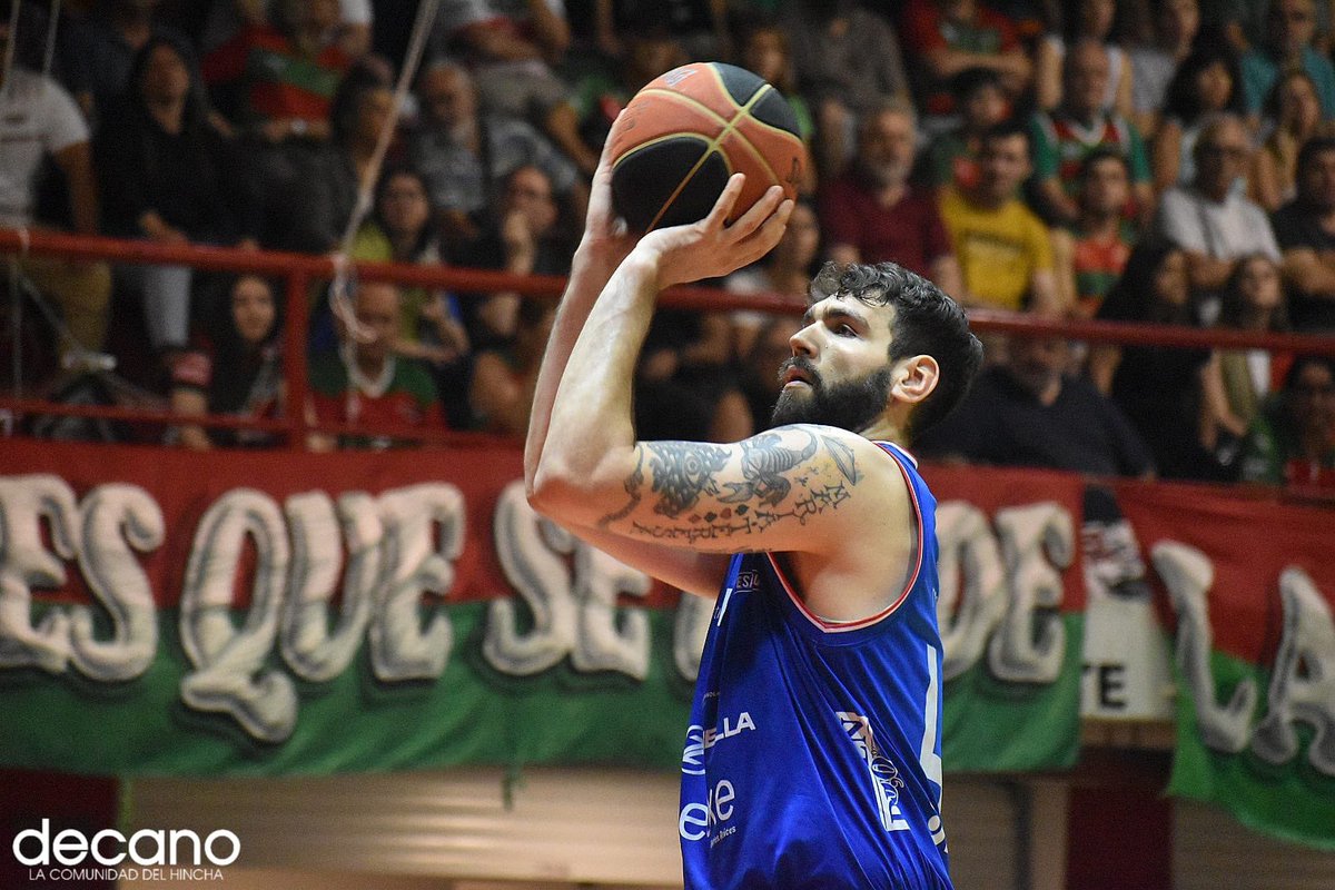 decanocom's tweet photo. Los jueces cobran una antideportiva entendible (luego de no cobrar un doble que debieron cobrar a favor de Nacional), pero la técnica a Suárez para expulsarlo es increíble 

Desde el minuto inicial, todos los fallos son a favor del local https://t.co/i7I09Mz2yu