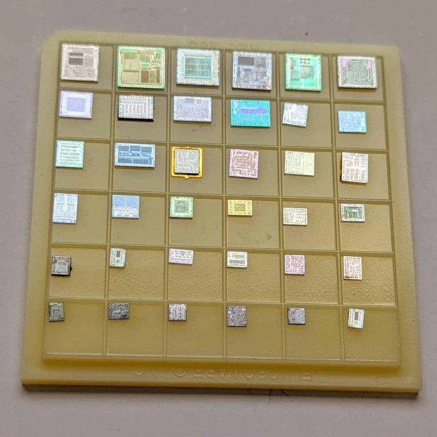 LEDcollector's tweet photo. #Decapped some epoxy #ICs in #acid taken from an old Sony camcorder, revealing some nice #silicon, #silicondies https://t.co/d5j4ojUvoh