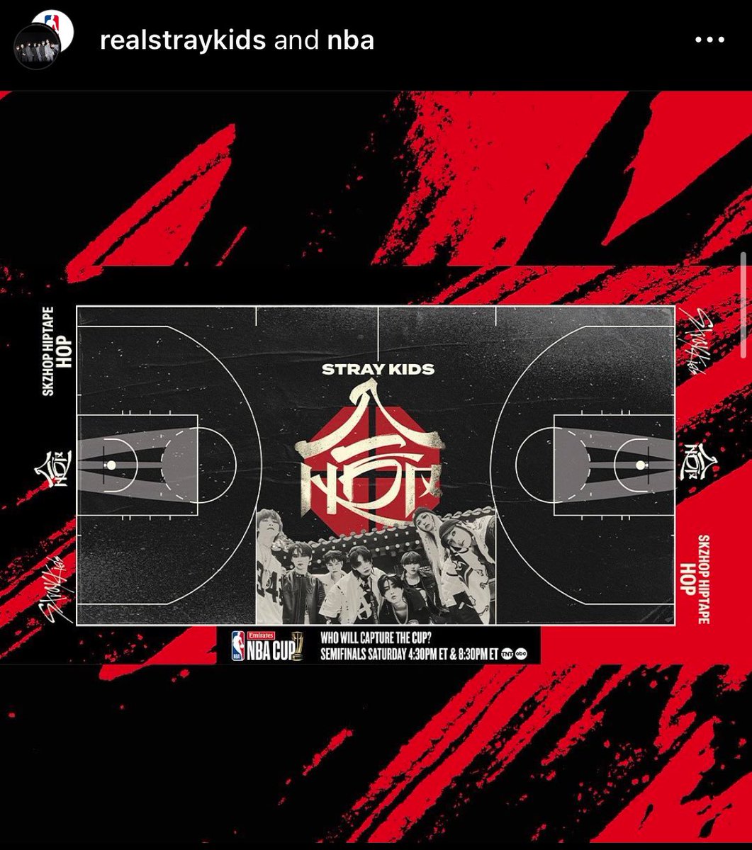 skz_stayskf's tweet photo. ¡Parece ser que estaremos teniendo una colaboración de Stray Kids con la NBA!

Según entendí, básicamente es posible que la nueva canción de los chicos suene en las semifinales de la NBA y la cancha va a tener a Stray Kids como temática. https://t.co/tbpVlk6PZ3