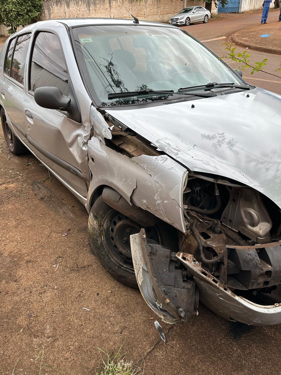 fallsfps's tweet photo. Assim começou minha sexta feira 13... infelizmente o outro motorista atravessou a preferencial, mas graças a Deus o dano maior foi só material https://t.co/5F6KYU1svu