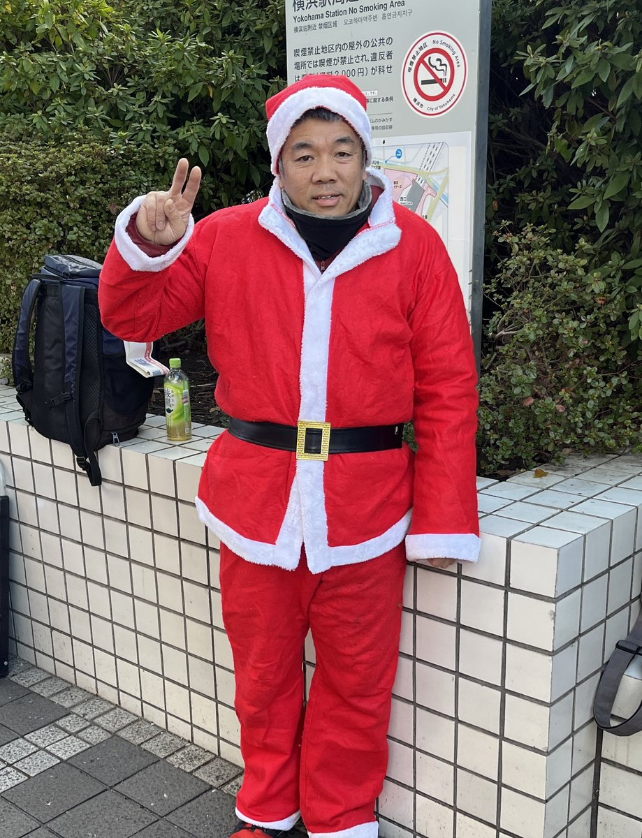 ouji_project's tweet photo. 今年もサンタクロース！
プレゼントを配るよー

#サンタ清掃
#ハマラブ
#王子プロジェ���ト https://t.co/tCBkl6hAMn