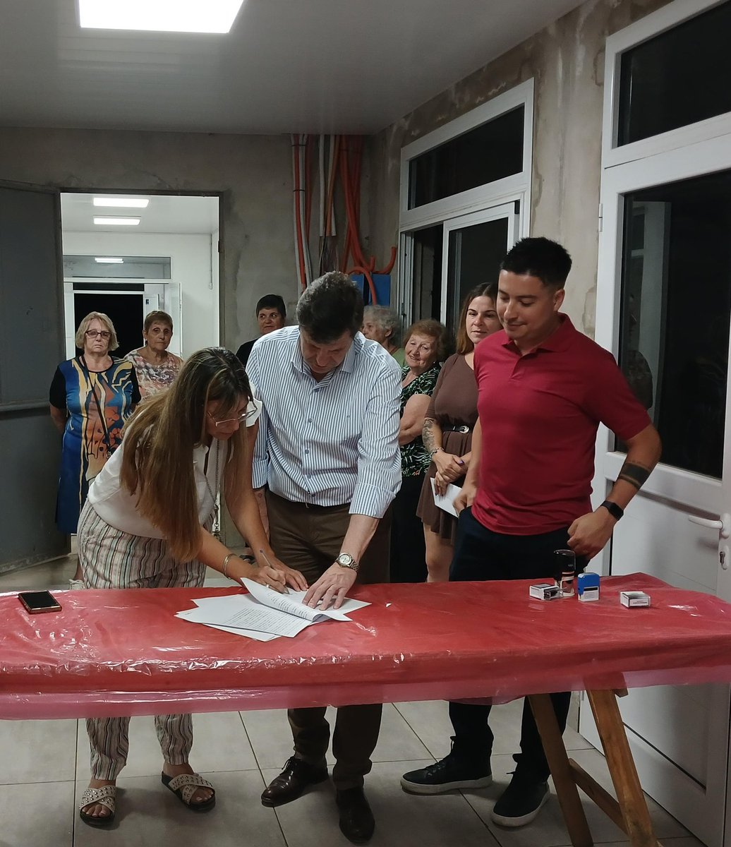 DiStefanoSil's tweet photo. Los clubes Atlético Carcarañá y Atlético y Biblioteca Campaña adhirieron al Programa Brigadier del @GobSantaFe. Los aportes serán usados para obras que mejoren sus instalaciones. Junto a @1HCiancio seguimos trabajando juntos por las instituciones de nuestro departamento. https://t.co/MyecQ2PcrV