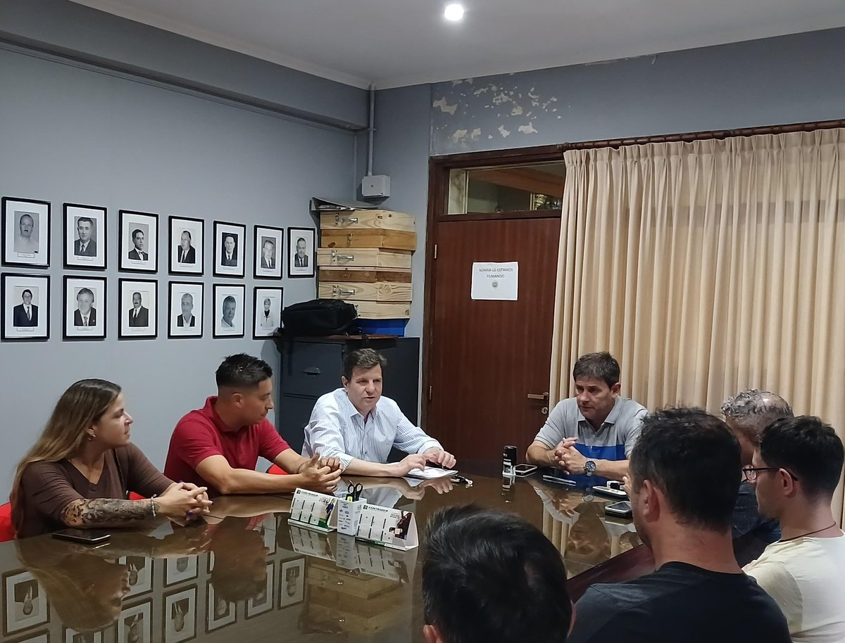 DiStefanoSil's tweet photo. Los clubes Atlético Carcarañá y Atlético y Biblioteca Campaña adhirieron al Programa Brigadier del @GobSantaFe. Los aportes serán usados para obras que mejoren sus instalaciones. Junto a @1HCiancio seguimos trabajando juntos por las instituciones de nuestro departamento. https://t.co/MyecQ2PcrV