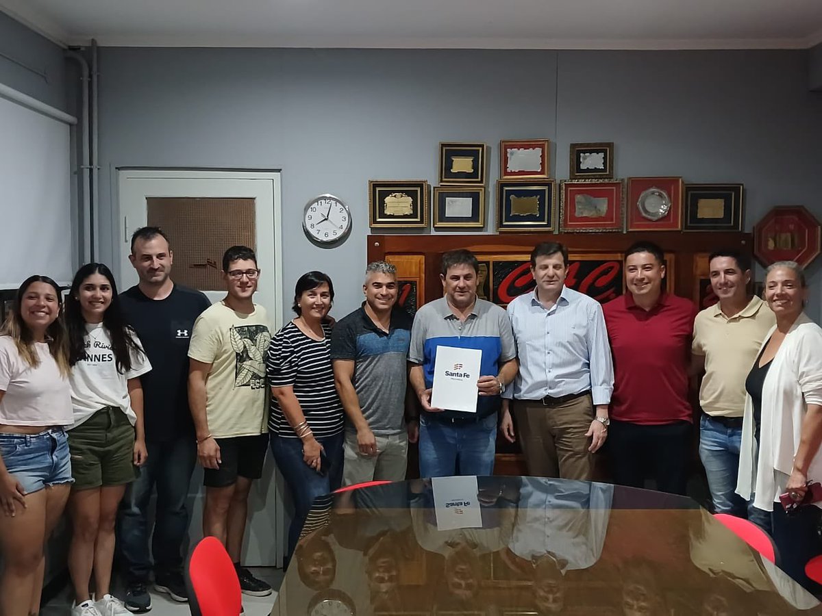 DiStefanoSil's tweet photo. Los clubes Atlético Carcarañá y Atlético y Biblioteca Campaña adhirieron al Programa Brigadier del @GobSantaFe. Los aportes serán usados para obras que mejoren sus instalaciones. Junto a @1HCiancio seguimos trabajando juntos por las instituciones de nuestro departamento. https://t.co/MyecQ2PcrV