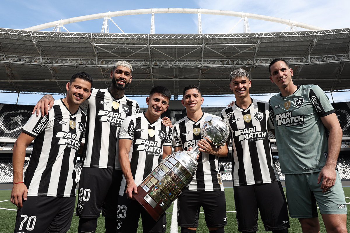 Botafogo's tweet photo. 🔥🌎🏆 #VamosBOTAFOGO
📸 Vítor Silva/BFR https://t.co/iqkh3MVe2J