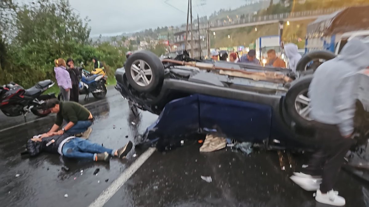 juparu_ec's tweet photo. URGENTE | Tragedia en Tambillo. 

Esposo de Lourdes Tiban fallece en un accidente de tránsito. De forma preliminar hay 4 heridos. https://t.co/TKp5jnj78Q