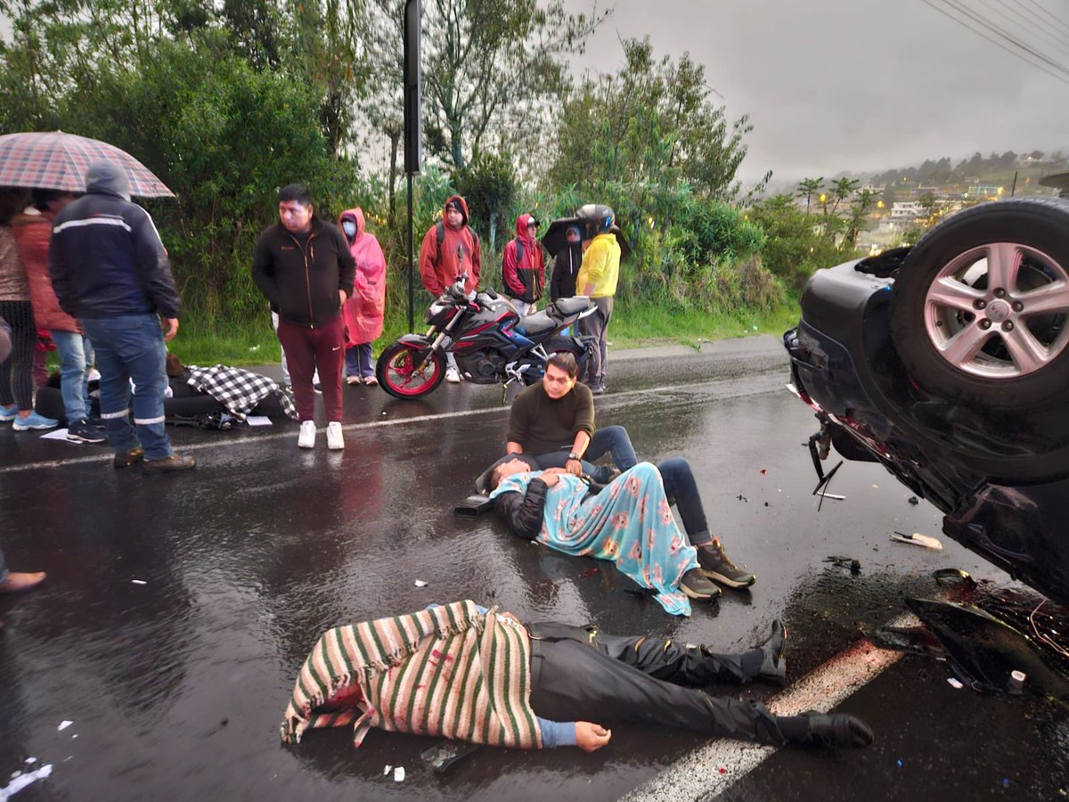 juparu_ec's tweet photo. URGENTE | Tragedia en Tambillo. 

Esposo de Lourdes Tiban fallece en un accidente de tránsito. De forma preliminar hay 4 heridos. https://t.co/TKp5jnj78Q