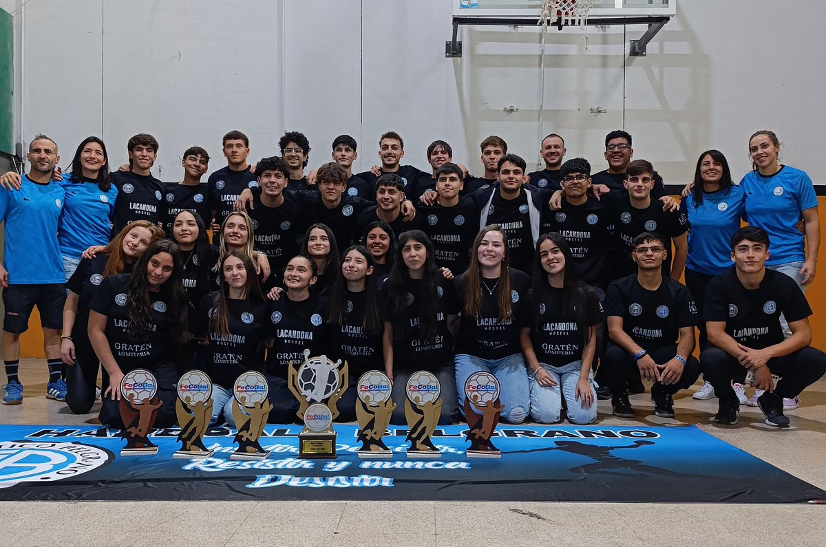 🏆 PREMIACIÓN DE CAMPEONES/AS 🏆

Se llevó a cabo la entrega de premios de las categorías campeonas organizada por la Federación Cordobesa de Balonmano (<a href="/fecobalok/">Fed. Cba de Balonmano</a>).

¡Acompañanos en este hilo para conocer a nuestros equipos destacados!