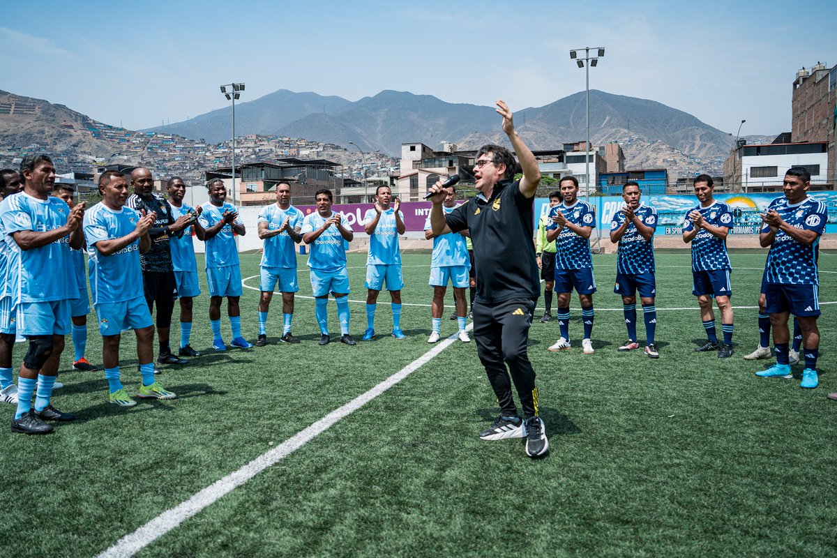 ClubSCristal's tweet photo. La Máquina Celeste. 😍🩵
➡️ Tricampeones 🆚 Campeones 2000s

#69AñosDePaSCion
#FuerzaCristal https://t.co/tDOaTAUfd4