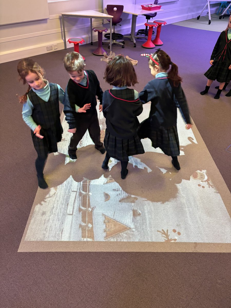 HWD_Lower's tweet photo. A fun-packed final day in year 1. We spent this morning in the BOX including a VR sleigh ride, Lego wall, interactive floor games and some great free drawing opportunities! #HazelwoodYear1 https://t.co/IJzPsuBJ2E